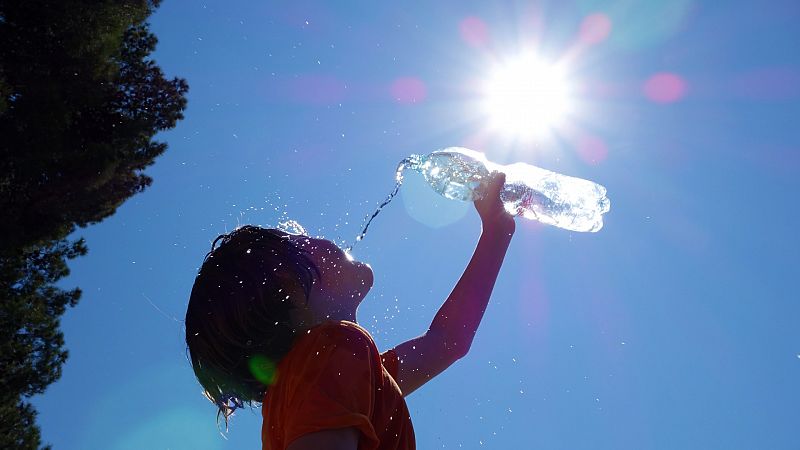 Horarios reducidos en los colegios y aulas con climatización: medidas para proteger a los niños de la ola de calor
