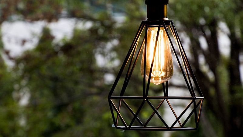 La luz sube 10 euros el primer día de aplicación del tope al gas pese a la rebaja en el mercado mayorista