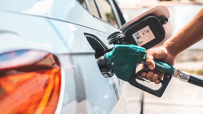 Facua asegura que la gasolina ha subido 75 céntimos en el último año y pide al Gobierno que fije precios máximos