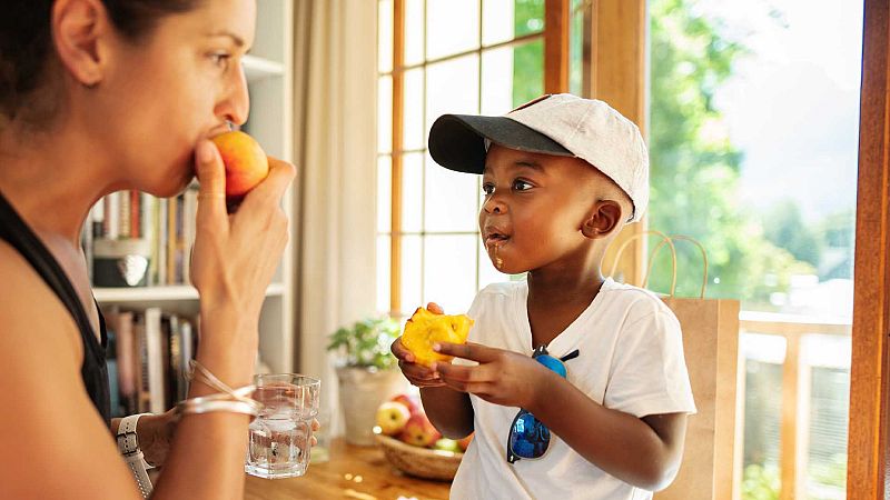 ¿Conoces la forma más saludable de comer frutas de hueso?