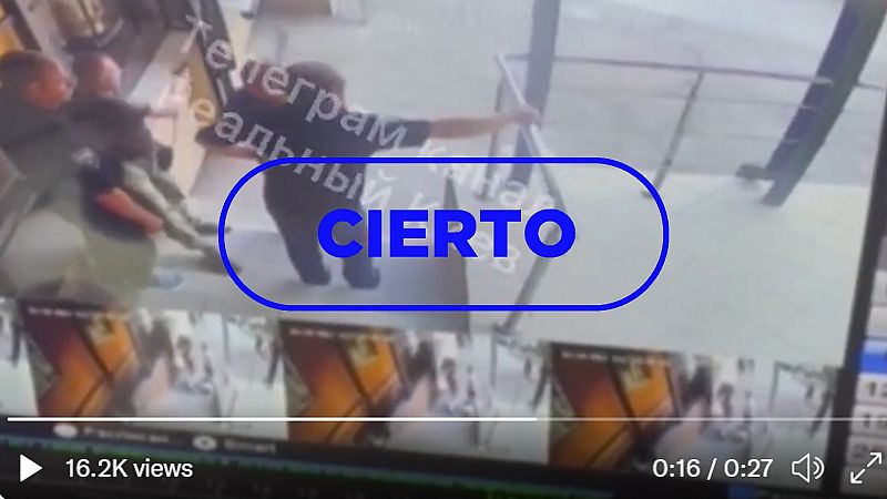 Este vídeo de un militar ucraniano disparando hacia niños es real