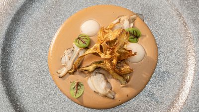 Receta de jud�as con almejas, alcachofas y esf�ricos de jam�n