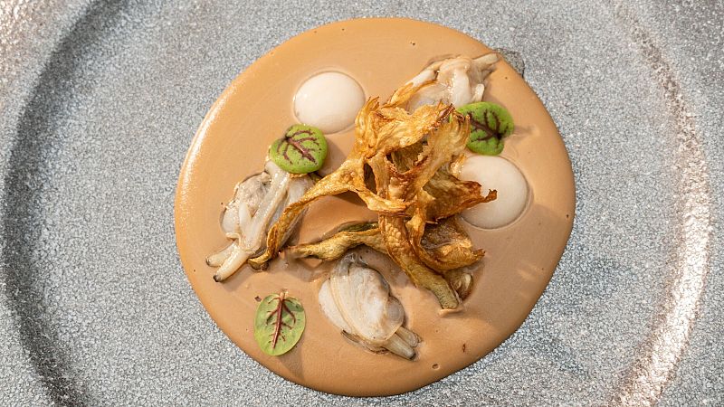 Receta de judías con almejas, alcachofas y esféricos de jamón