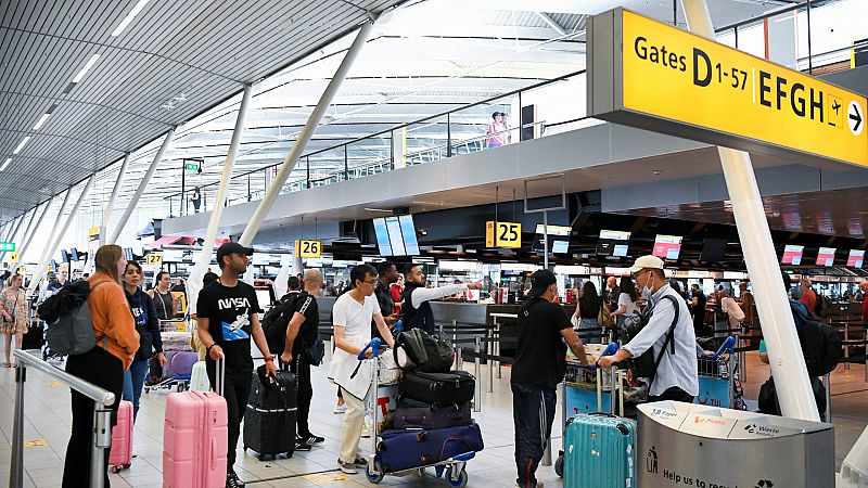 Los aeropuertos de Gatwick y Ámsterdam limitan el número de vuelos en julio y agosto por falta de personal