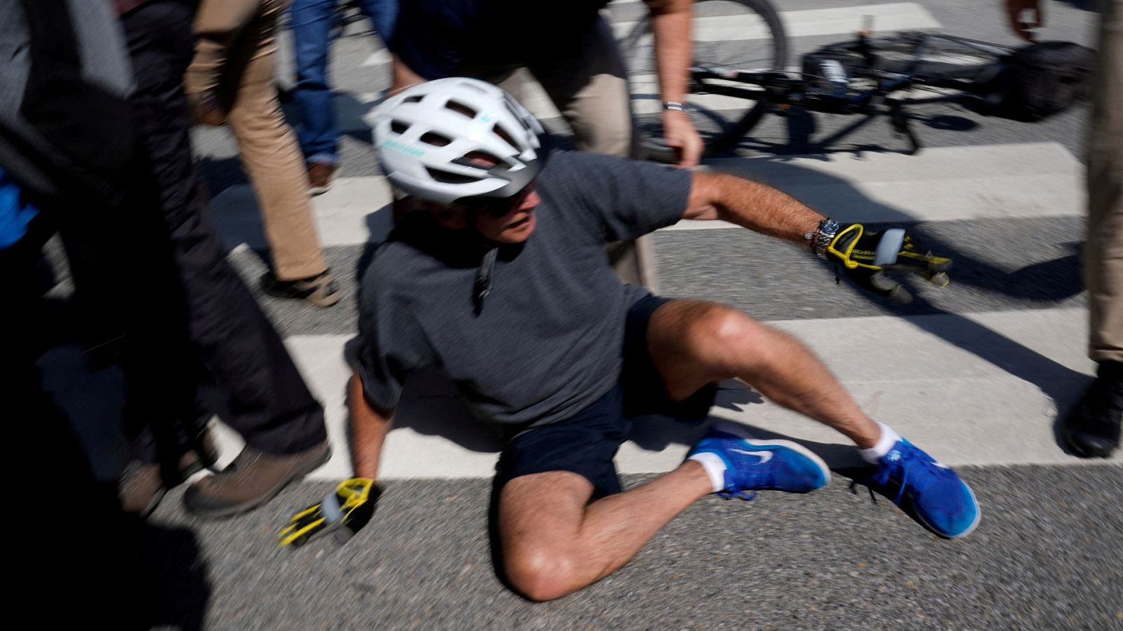 Joe Biden se cae de la bicicleta: Estoy bien - Informativo 24h | Ver