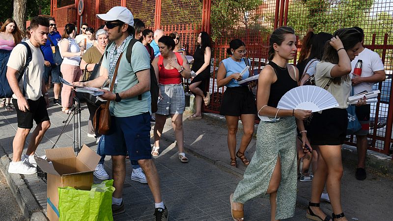 Más de 200.000 docentes se examinan para 17.756 plazas bajo un intenso calor