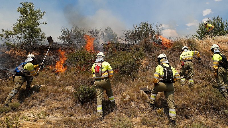 Los incendios en Navarra mantienen dos focos "intensamente activos" y provocan el desalojo de 13 localidades