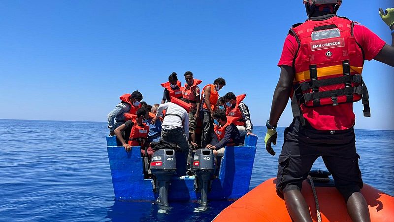 Más de 850 personas rescatadas en el Mediterráneo esperan desde hace una semana desembarcar en Italia