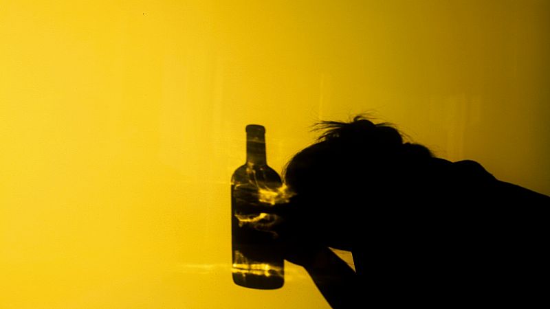 Más vulnerables, estigmatizadas y con cargas familiares: el perfil de la mujer con problemas de alcohol o drogas