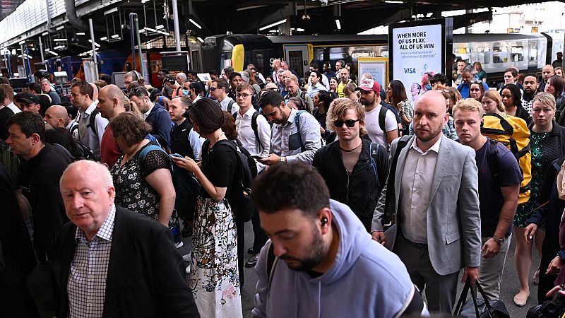 La mayor huelga del transporte en 30 años colapsa la red ferroviaria británica