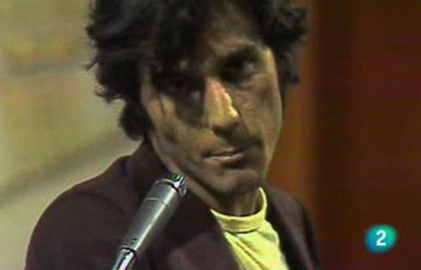 Ésta es la primera actuación del grupo Nacha Pop en la televisón pública. Corría el año 1980. Fue en el programa "300 millones" y la banda madrileña tocó "La chica de ayer",