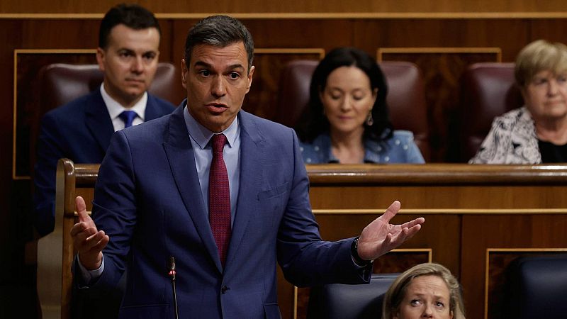 Sánchez anuncia una bajada del IVA de la luz del 10% al 5% en el Consejo Extraordinario