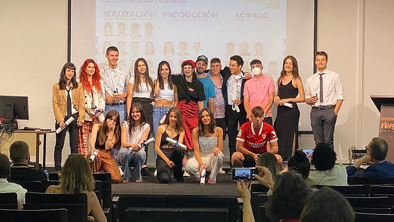 El alumnado de FP de la promoci�n 2022 recibe la orla de graduaci�n