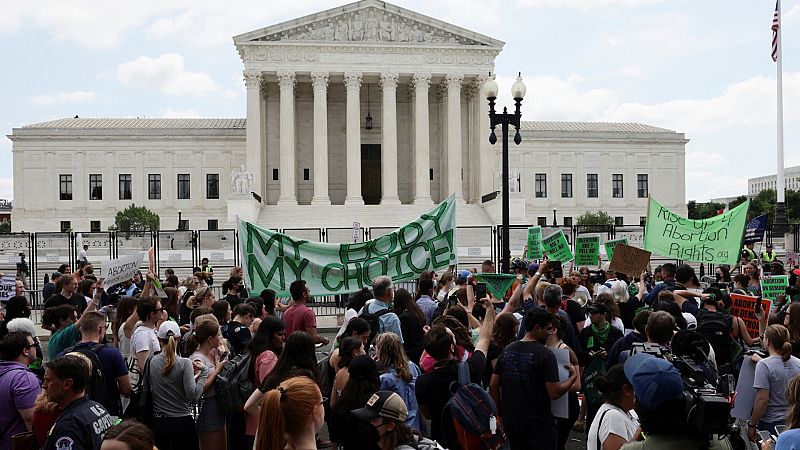 Cientos de personas protestan contra la decisión del Tribunal Supremo de EE. UU. de revocar el derecho al aborto