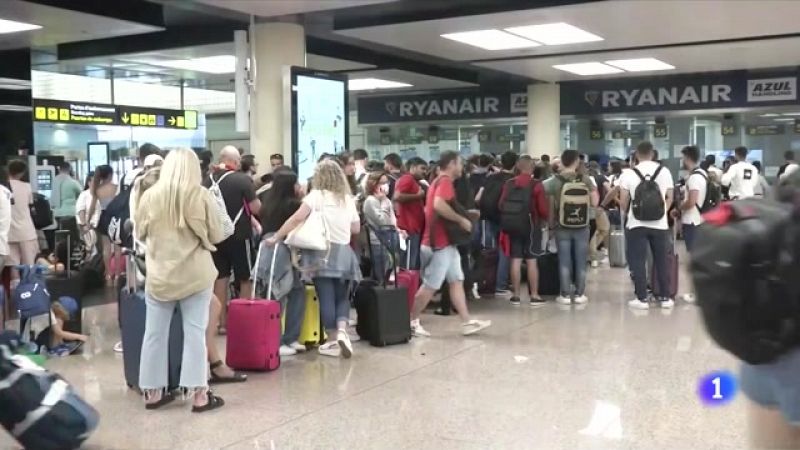 Desenes de retards i cancel·lacions per la vaga a Ryanair
