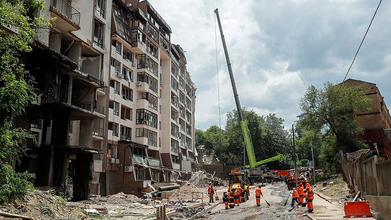 Kiev registra explosiones causadas por misiles en un edificio residencial