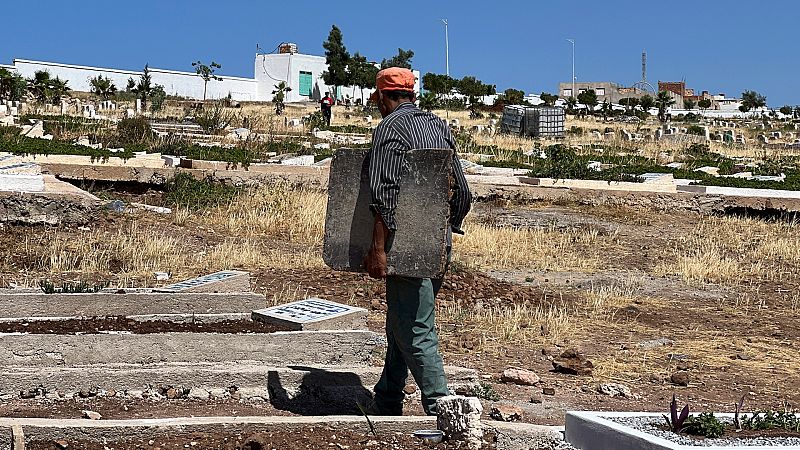 Marruecos prepara fosas para enterrar a los migrantes muertos en la valla de Melilla en plena polémica