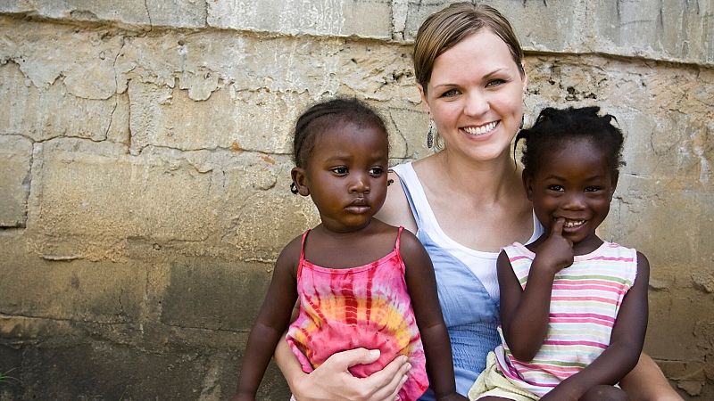 El turismo solidario, una tendencia que no convence a todos: "Hace de la pobreza un espectáculo"