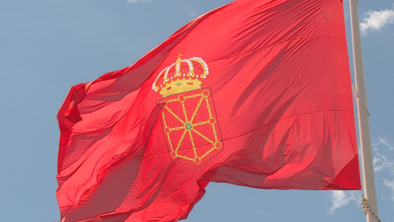 Una bandera de Navarra "de grandes dimensiones" ondea ya en el cielo de Pamplona