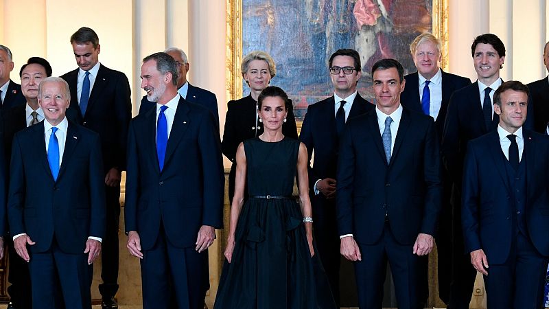 Los reyes reciben a los líderes de la OTAN en una cena oficial en el Palacio Real