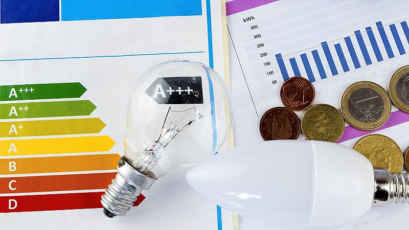 El tope al gas baja el precio de la luz un 14,2% para clientes de tarifa regulada en sus primeros 15 días