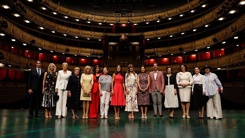 La reina Letizia y los acompañantes de los líderes de la OTAN visitan el Teatro Real de Madrid