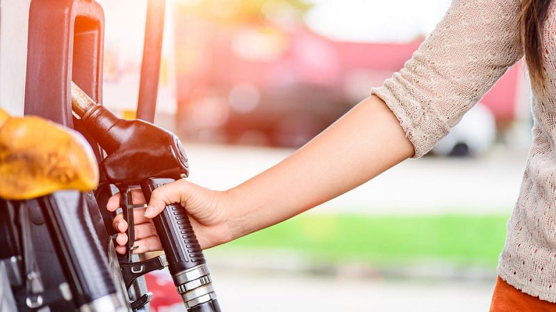 La gasolina baja por primera vez en nueve semanas pero el gasóleo marca nuevo récord