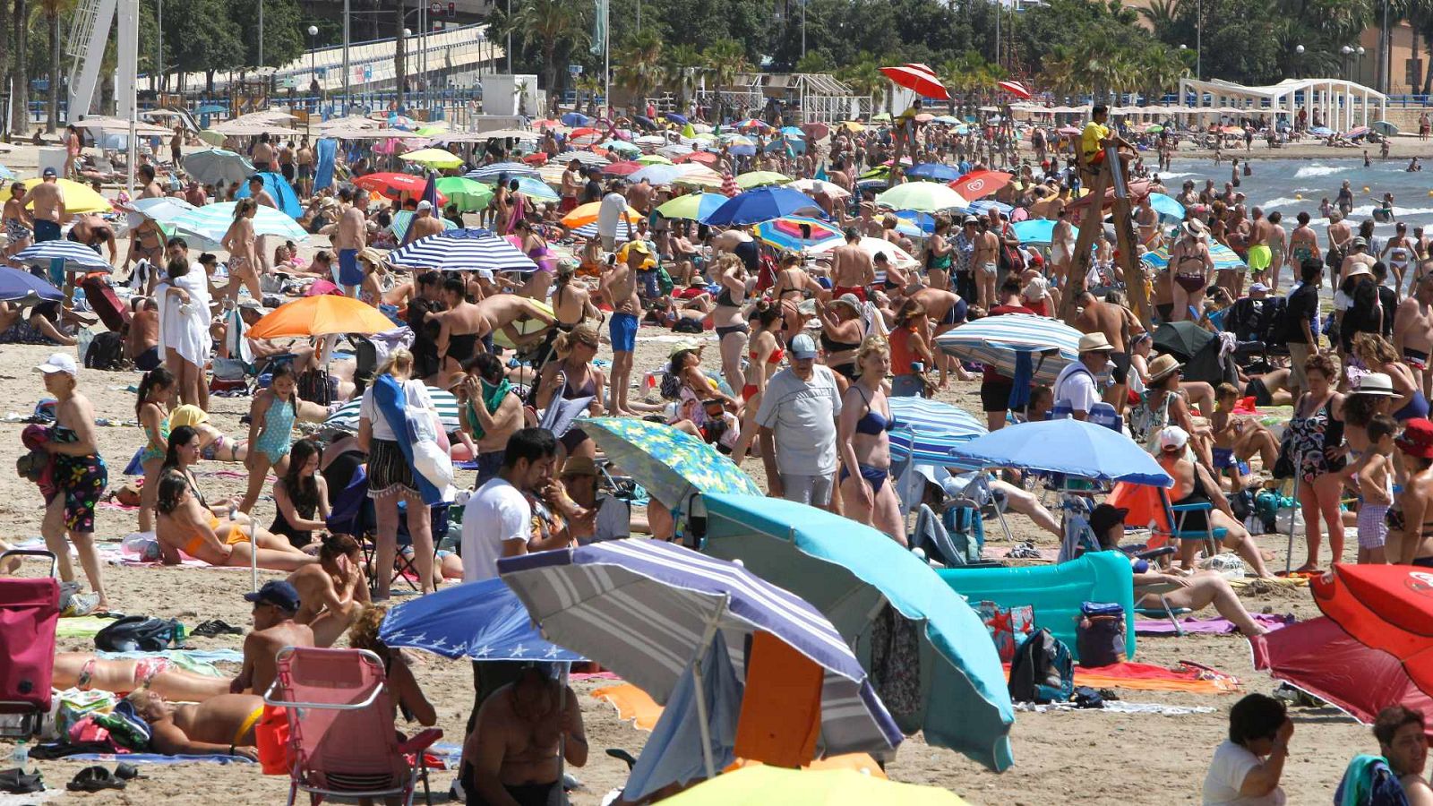 Llegan las vacaciones con los casos de coronavirus en aumento | Ver