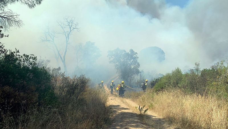 Els Bombers treballen intensament en un incendi a Castell d'Aro