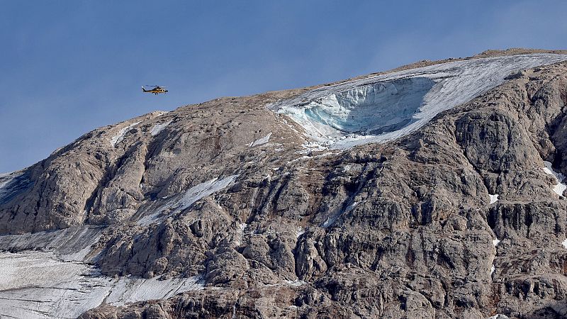 Los equipos de rescate buscan a 13 desaparecidos tras un desprendimiento de un glaciar en los Alpes italianos