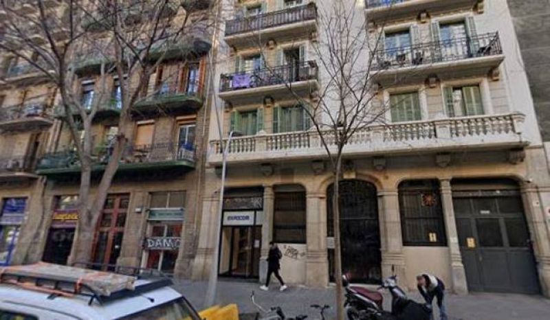 Mor un nen en precipitar-se pel celobert d'un edifici de l'Eixample