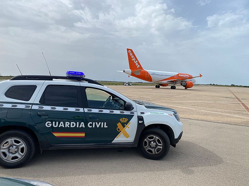 Una amenaça de bomba mobilitza un caça de guerra i a la Guàrdia Civil de Menorca
