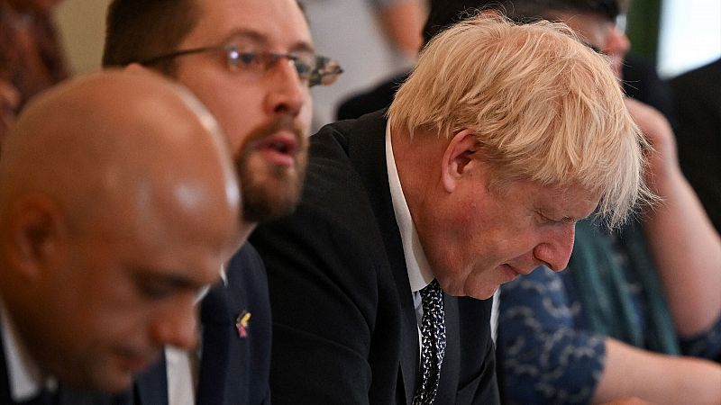Aumenta la presión sobre Boris Johnson al sumar más de 40 dimisiones en su gobierno en un día