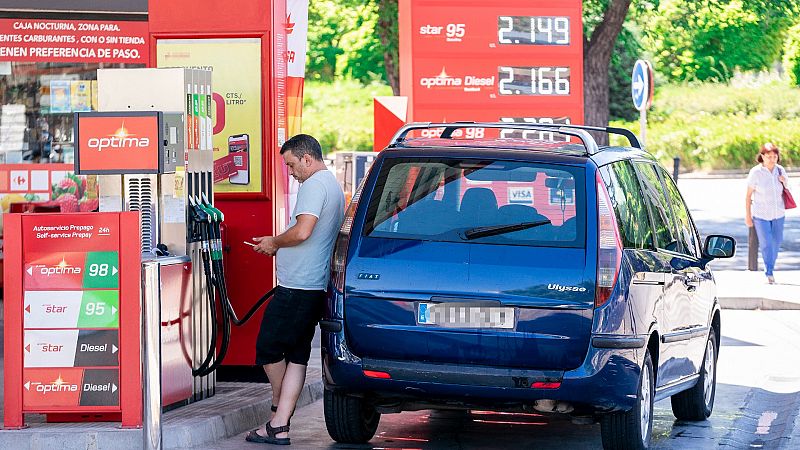 El precio de los carburantes baja ligeramente, pero sigue por encima de dos euros el litro en plena operación salida