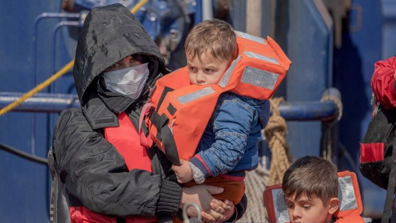 Detienen a 39 personas implicadas en una de las redes más activa de tráfico de migrantes por el Canal de la Mancha