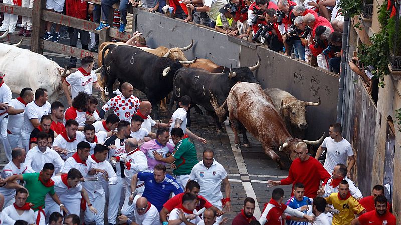 Primer encierro de San Fermín rápido y complicado con un montón en la entrada a la plaza