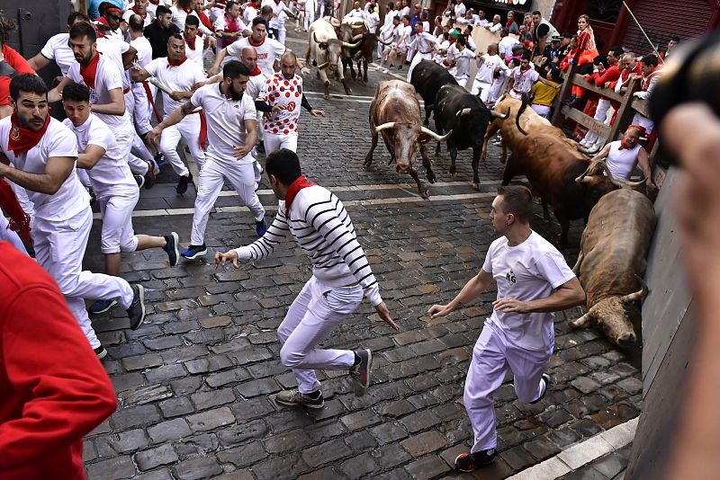 Las imágenes del primer encierro de San Fermín: muchas caídas y tensión en la entrada de la plaza