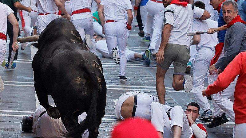 Segundo encierro de San Fermín largo y peligroso con la manada disgregada