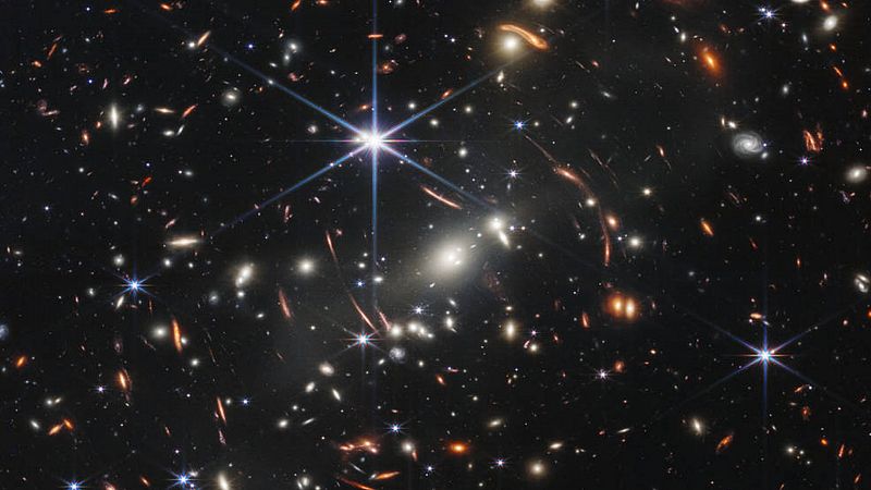 El telescopio James Webb revela su primera imagen, la más profunda del universo jamás tomada