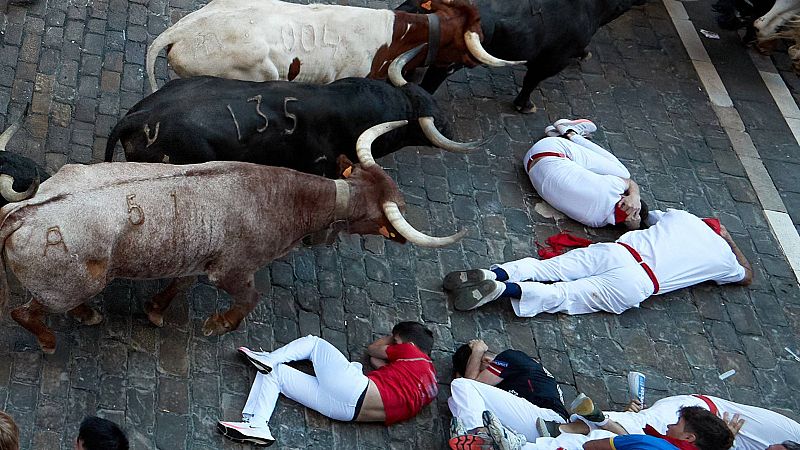 Las imágenes del segundo encierro de San Fermín: tensión con un toro rezagado y mozos caídos