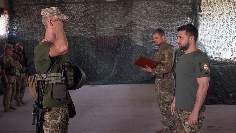 Zelenski visita a las tropas en el frente de Dnipro ante los ataques rusos