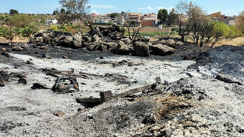 Dan por controlado el incendio de Venta del Moro, Valencia, tras quemar 1.300 hectáreas
