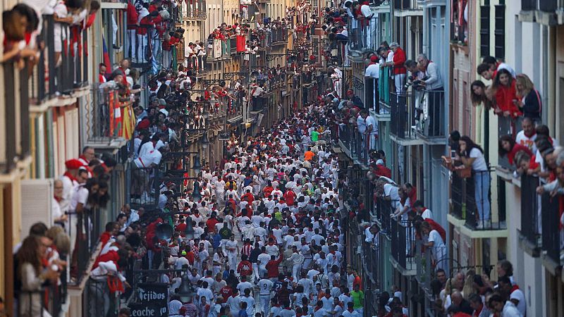 Las imágenes del tercer encierro de San Fermín: carrera veloz con varias caídas y un herido por asta de toro