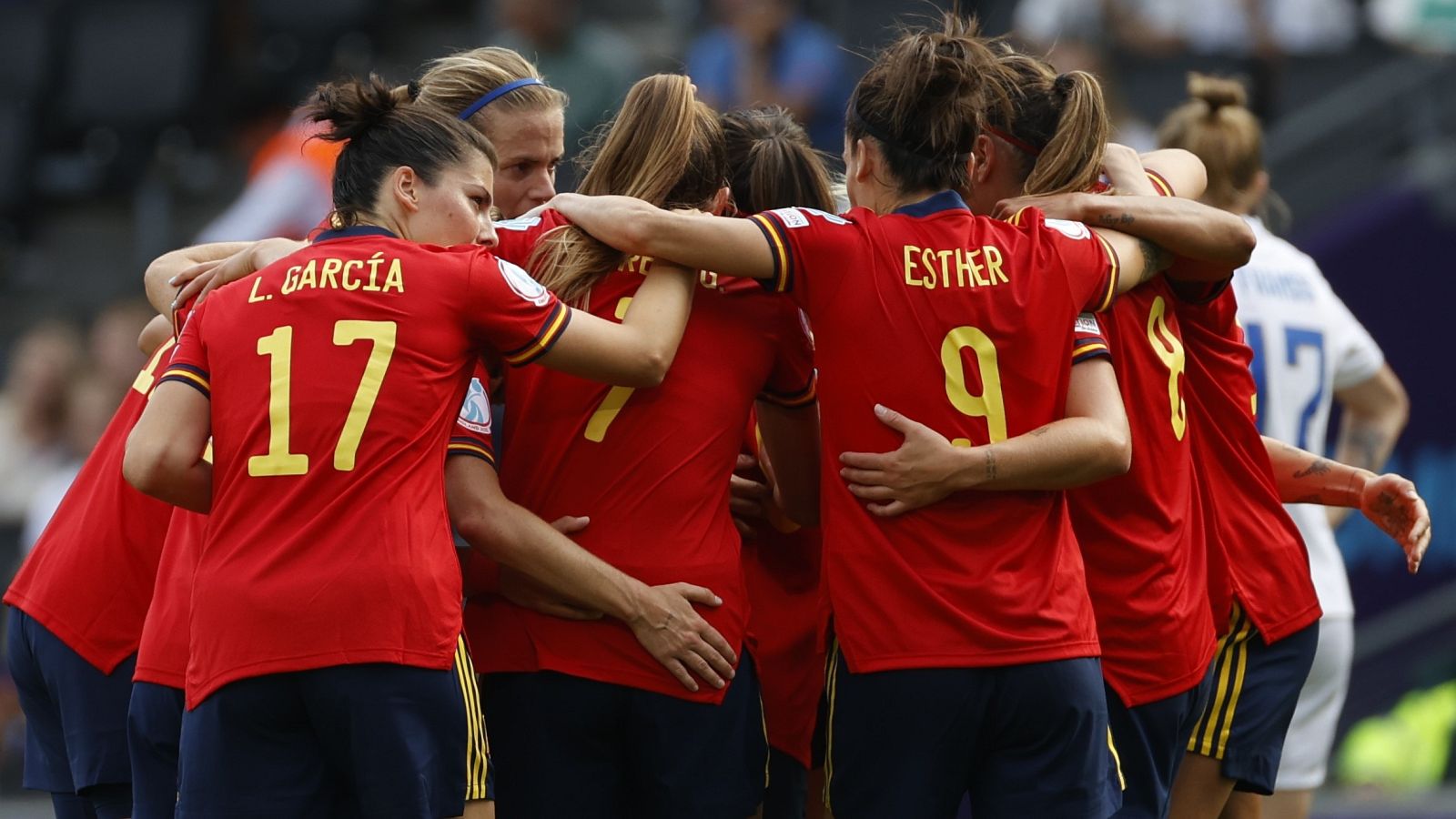 Las jugadoras de la selección arropan a Alexia Putellas al término del partido
