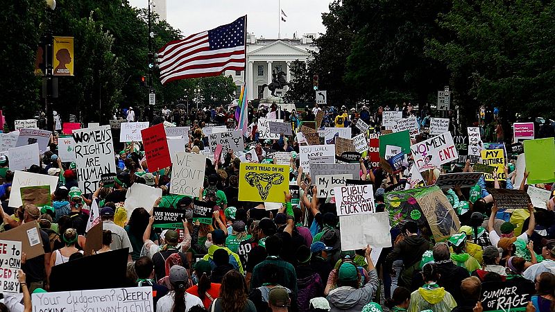 Cientos de personas protestan frente a la Casa Blanca por la decisión del Supremo de derogar el derecho al aborto