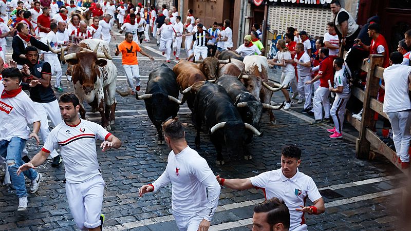 Cuarto encierro de San Fermín rápido y limpio con toros de La Palmosilla