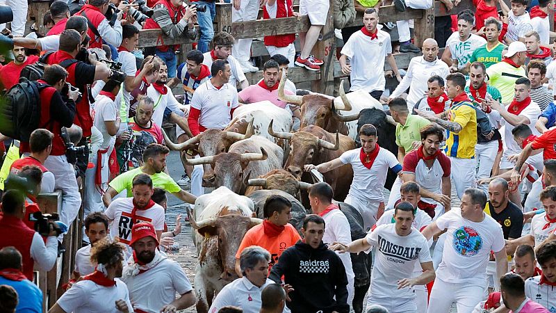 Las imágenes del cuarto encierro de San Fermín: velocidad, nobleza y varias caídas en el último tramo