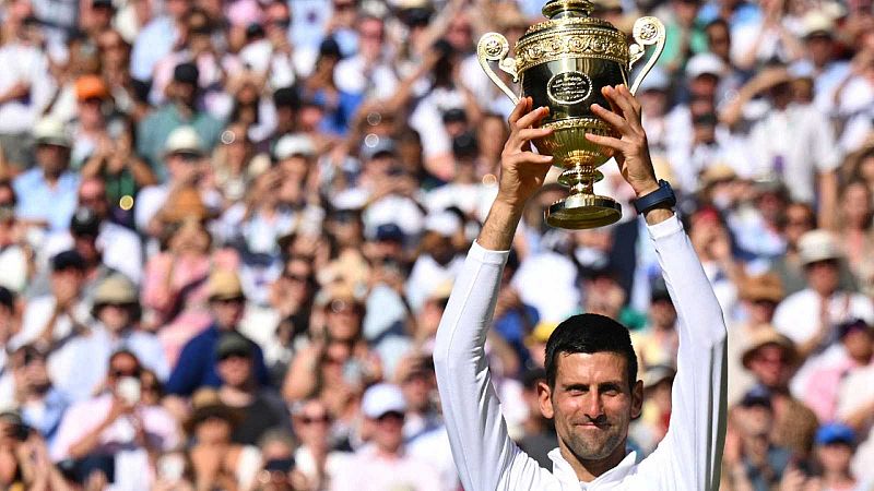 Djokovic gana su séptimo Wimbledon y se queda a un Grand Slam de Rafa Nadal