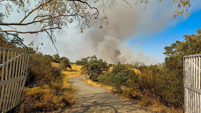 Medio centenar de personas son desalojadas por el incendio de El Ronquillo