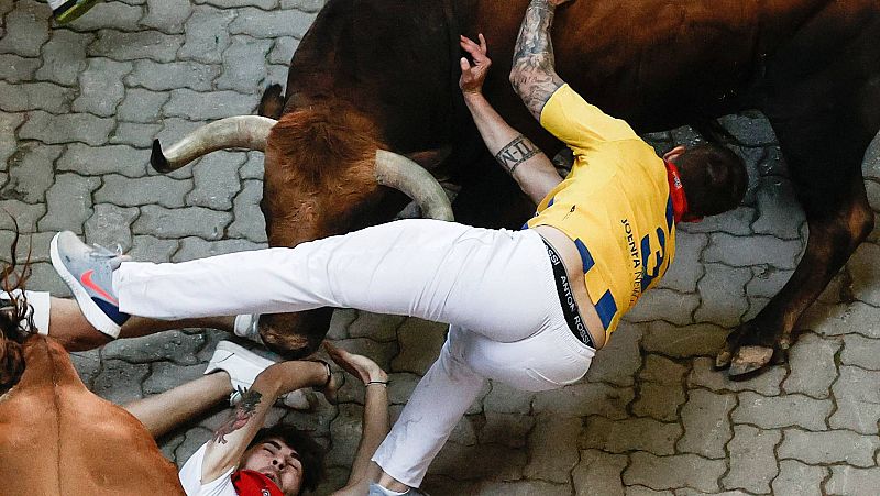 Los momentos más tensos del quinto encierro, en imágenes: toros volteados y embestidas contra los mozos